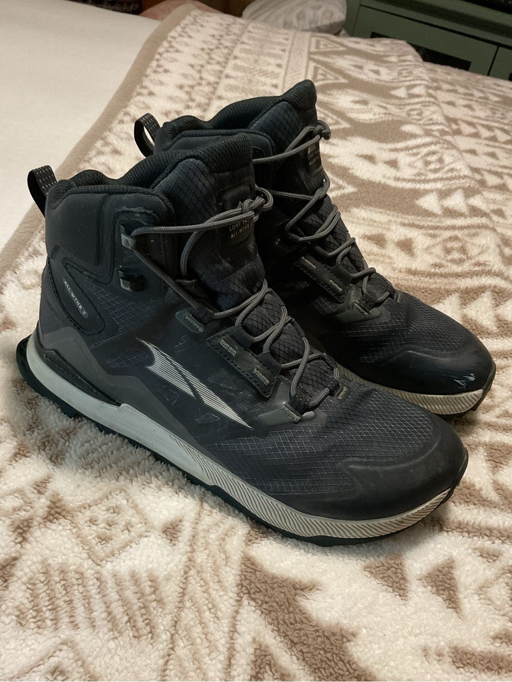 Men's Black Lone Peak  Altra High-Top All Weather Trail Shoes Men’s size 9